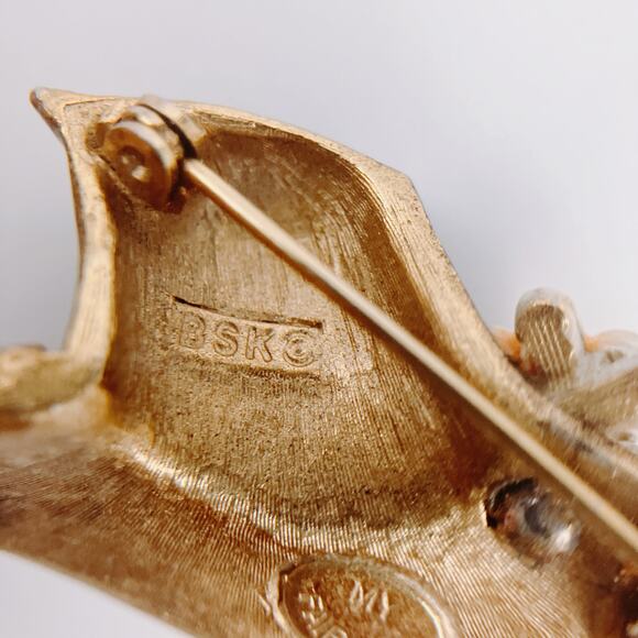 VTG Signed BSK My Fair Lady Hat Brooch 60s Rhinestones Enamel 22k Gold Plated - Picture 3 of 10